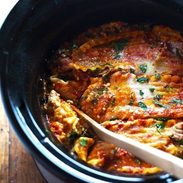 Super Easy Skinny Veggie Crockpot Lasagna - a handful of simple ingredients for a healthy family dinner. | https://corps-leger.today