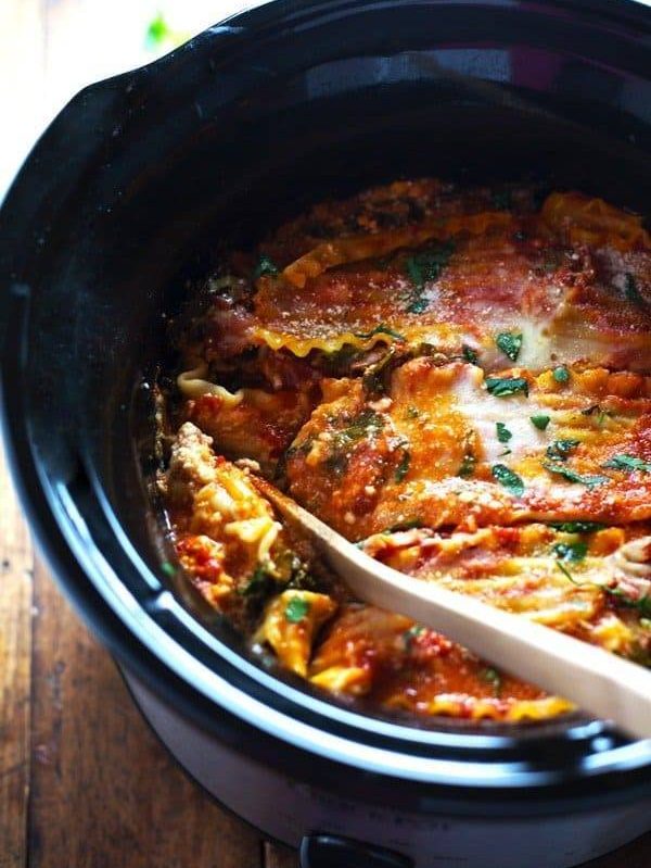 Super Easy Skinny Veggie Crockpot Lasagna - a handful of simple ingredients for a healthy family dinner. | https://corps-leger.today